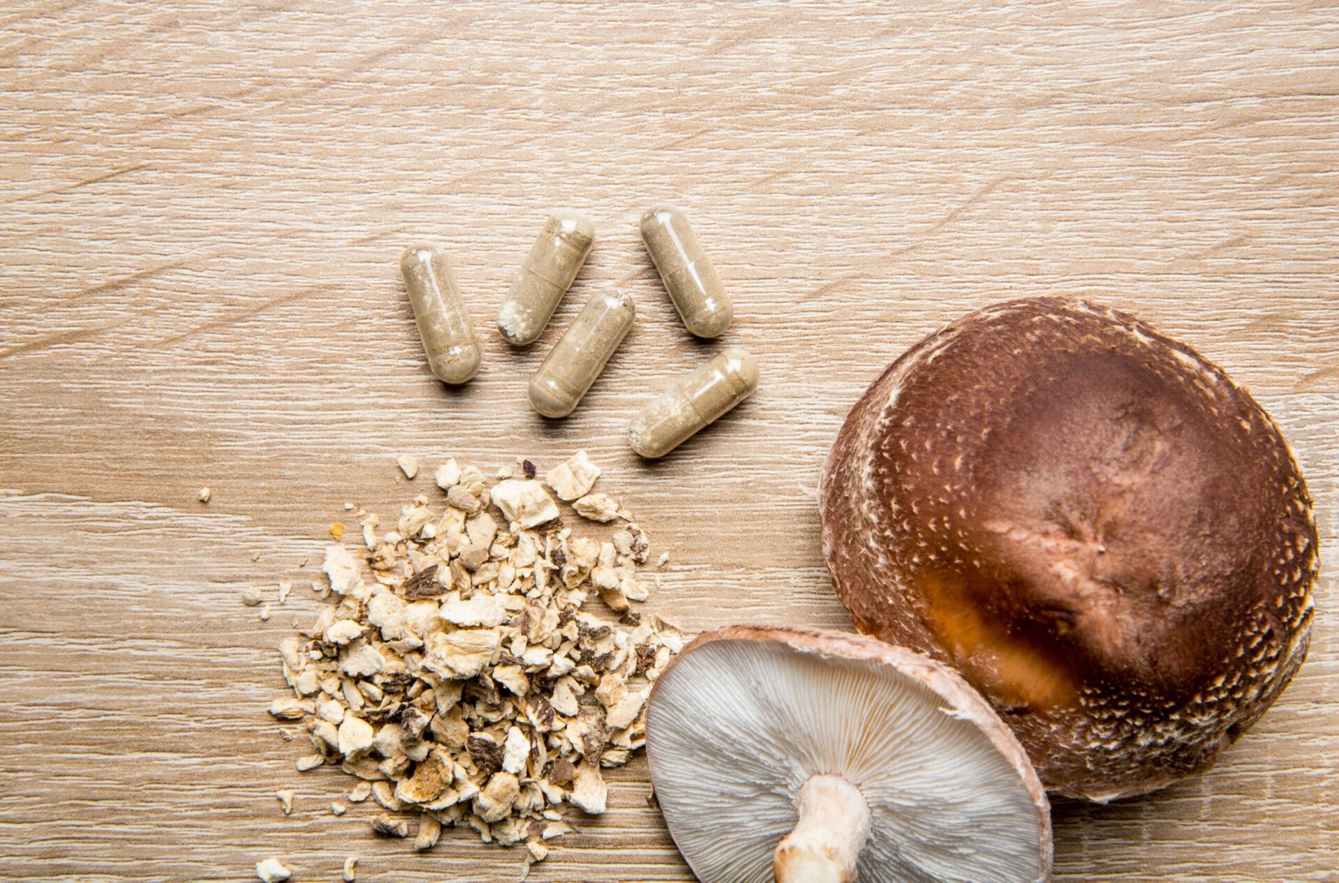 Shiitake,Lentinus,Edoides,Mushroom,Supplement,Capsules,With,Fresh,Shiitake,Mushrooms