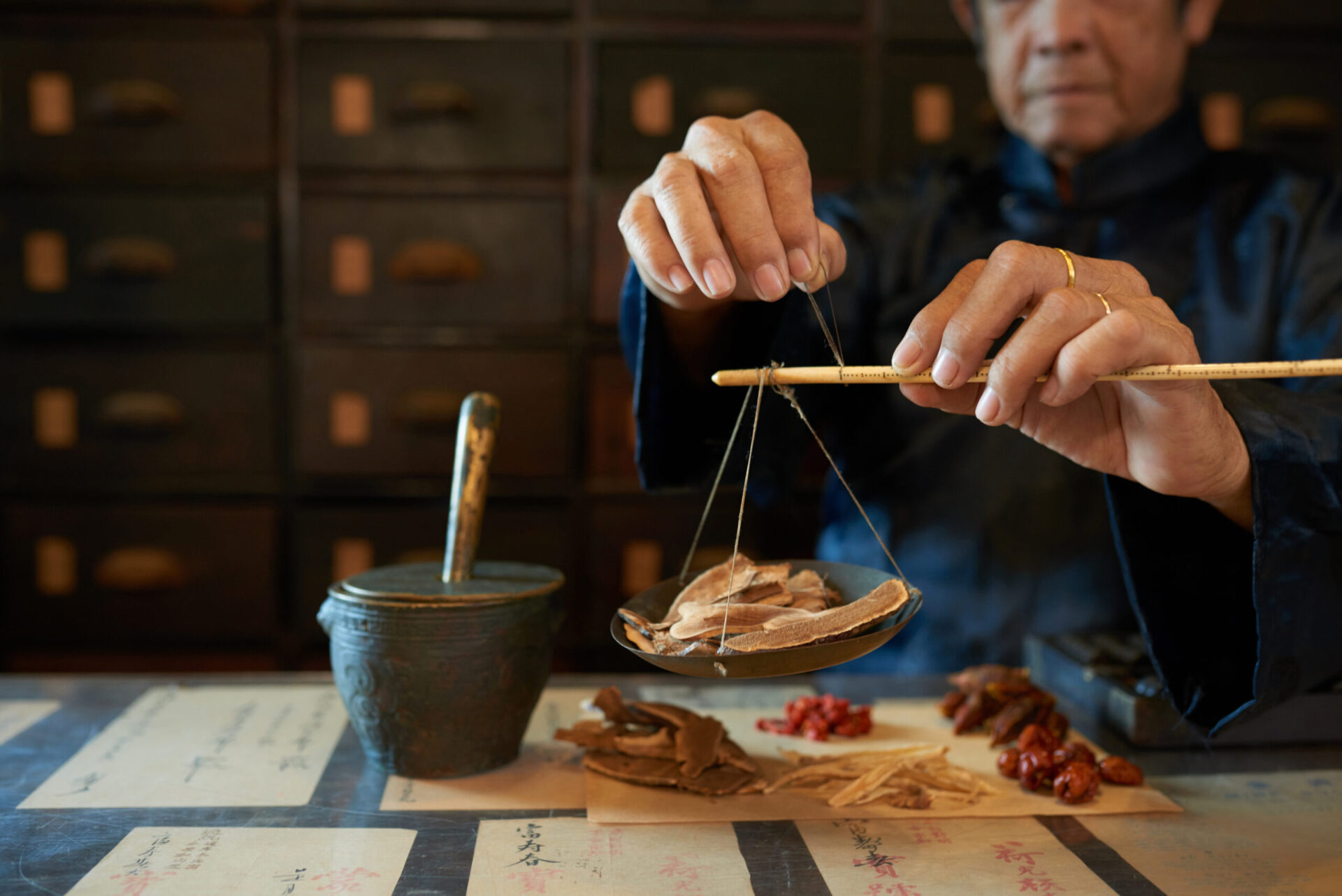 Man,Measuring,Ingredients,In,Traditional,Asian,Apothecary TCM-Fungifuture
